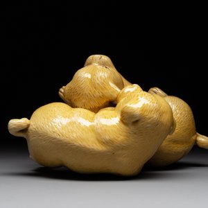 A Japanese monochrome yellow-glazed 'two playing dogs' group, 19th C. — foto 6