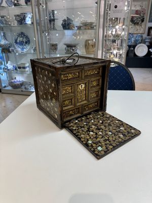 A Japanese Nanban portable lacquer cabinet, Momoyama, late 16th/early 17th C. — 照片 1