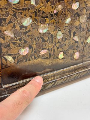 A Japanese Nanban portable lacquer cabinet, Momoyama, late 16th/early 17th C. — 照片 12