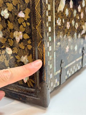 A Japanese Nanban portable lacquer cabinet, Momoyama, late 16th/early 17th C. — 照片 14