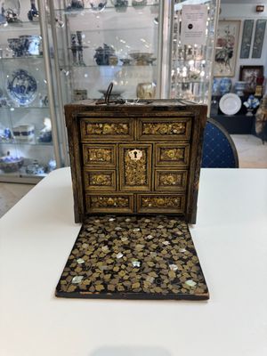 A Japanese Nanban portable lacquer cabinet, Momoyama, late 16th/early 17th C. — 照片 2