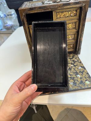 A Japanese Nanban portable lacquer cabinet, Momoyama, late 16th/early 17th C. — 照片 23