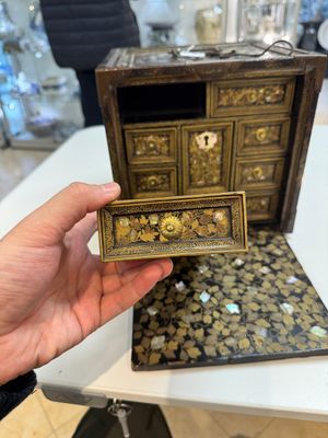 A Japanese Nanban portable lacquer cabinet, Momoyama, late 16th/early 17th C. — 照片 24
