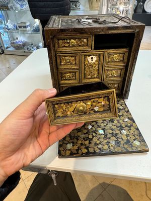 A Japanese Nanban portable lacquer cabinet, Momoyama, late 16th/early 17th C. — 照片 27