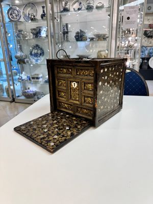 A Japanese Nanban portable lacquer cabinet, Momoyama, late 16th/early 17th C. — 照片 3
