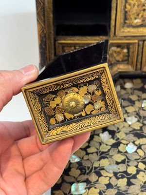 A Japanese Nanban portable lacquer cabinet, Momoyama, late 16th/early 17th C. — 照片 37