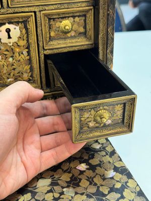 A Japanese Nanban portable lacquer cabinet, Momoyama, late 16th/early 17th C. — 照片 39