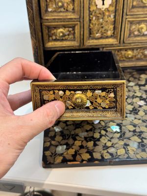 A Japanese Nanban portable lacquer cabinet, Momoyama, late 16th/early 17th C. — 照片 42