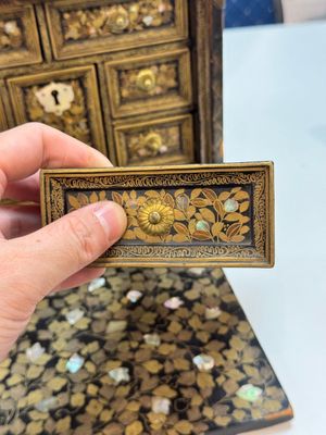 A Japanese Nanban portable lacquer cabinet, Momoyama, late 16th/early 17th C. — 照片 46