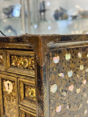 A Japanese Nanban portable lacquer cabinet, Momoyama, late 16th/early 17th C. — 照片 5