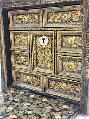 A Japanese Nanban portable lacquer cabinet, Momoyama, late 16th/early 17th C. — 照片 7