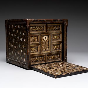 A Japanese Nanban portable lacquer cabinet, Momoyama, late 16th/early 17th C. — 照片 1
