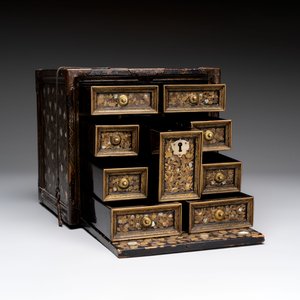 A Japanese Nanban portable lacquer cabinet, Momoyama, late 16th/early 17th C. — 照片 2