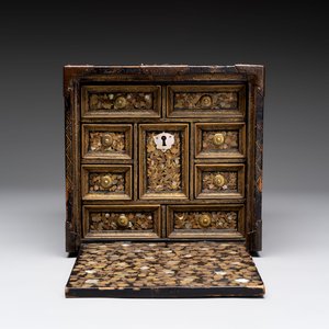 A Japanese Nanban portable lacquer cabinet, Momoyama, late 16th/early 17th C. — 照片 3