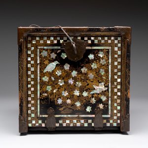 A Japanese Nanban portable lacquer cabinet, Momoyama, late 16th/early 17th C. — 照片 4