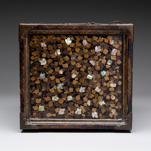 A Japanese Nanban portable lacquer cabinet, Momoyama, late 16th/early 17th C. — 照片 6