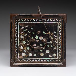 A Japanese Nanban portable lacquer cabinet, Momoyama, late 16th/early 17th C. — 照片 8