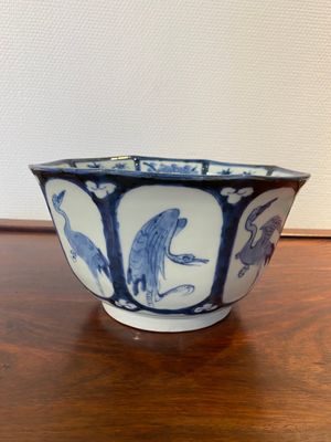 A Japanese octagonal blue and white 'cranes' bowl, 18th C. — 照片 1