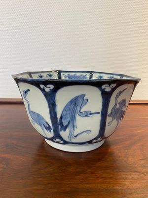 A Japanese octagonal blue and white 'cranes' bowl, 18th C. — 照片 3