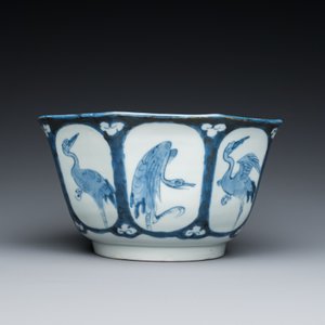 A Japanese octagonal blue and white 'cranes' bowl, 18th C. — 照片 4