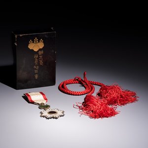 A Japanese Order of the Rising Sun, Fifth Class, in its original lacquer box, Meiji, 19/20th C. — photo 1