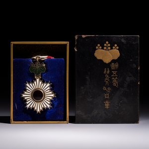 A Japanese Order of the Rising Sun, Fifth Class, in its original lacquer box, Meiji, 19/20th C. — photo 2