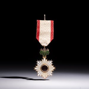 A Japanese Order of the Rising Sun, Fifth Class, in its original lacquer box, Meiji, 19/20th C. — photo 4