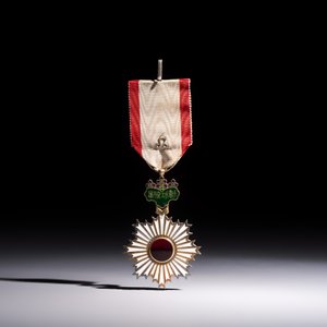 A Japanese Order of the Rising Sun, Fifth Class, in its original lacquer box, Meiji, 19/20th C. — photo 5