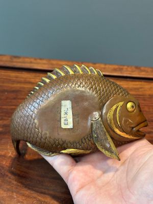 A Japanese parcel-gilt bronze lidded box in the shape of Ebisu on sea bream, signed Miyao Zo, Meiji, around 1880 — 照片 14
