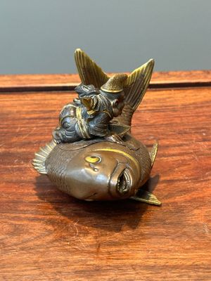 A Japanese parcel-gilt bronze lidded box in the shape of Ebisu on sea bream, signed Miyao Zo, Meiji, around 1880 — 照片 2