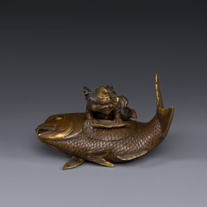 A Japanese parcel-gilt bronze lidded box in the shape of Ebisu on sea bream, signed Miyao Zo, Meiji, around 1880 — 照片 2