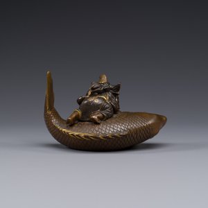 A Japanese parcel-gilt bronze lidded box in the shape of Ebisu on sea bream, signed Miyao Zo, Meiji, around 1880 — 照片 4