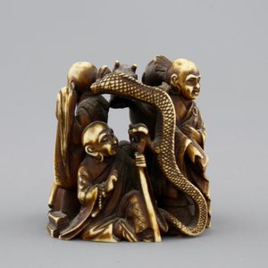 A Japanese patinated ivory netsuke: a dragon amongst sages, 19th C. — photo 4