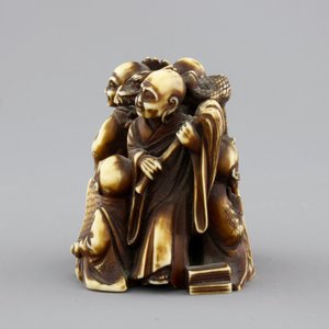 A Japanese patinated ivory netsuke: a dragon amongst sages, 19th C. — photo 5