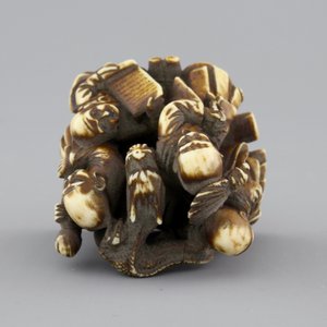 A Japanese patinated ivory netsuke: a dragon amongst sages, 19th C. — photo 6