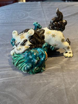 A Japanese polychrome-glazed group of playing Buddhist lions, 18/19th C. — photo 1