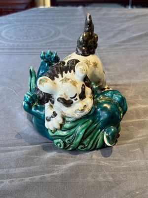 A Japanese polychrome-glazed group of playing Buddhist lions, 18/19th C. — photo 2