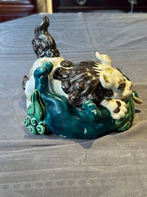 A Japanese polychrome-glazed group of playing Buddhist lions, 18/19th C. — photo 3