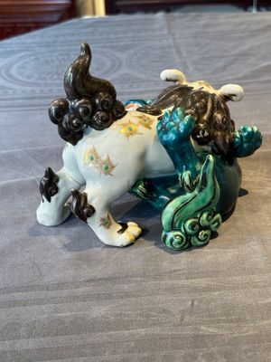 A Japanese polychrome-glazed group of playing Buddhist lions, 18/19th C. — photo 4