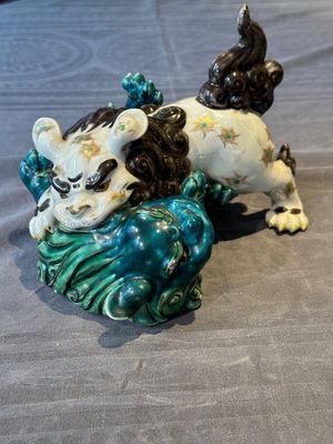 A Japanese polychrome-glazed group of playing Buddhist lions, 18/19th C. — photo 6