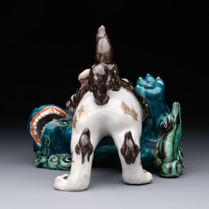 A Japanese polychrome-glazed group of playing Buddhist lions, 18/19th C. — photo 2