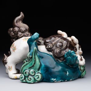 A Japanese polychrome-glazed group of playing Buddhist lions, 18/19th C. — photo 3