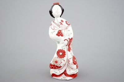 A Japanese porcelain figure of a bijin, 17/18th C.