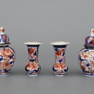 A Japanese porcelain Imari miniature garniture, 18/19th C. — 照片 1