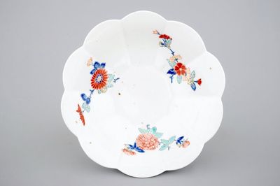 A Japanese porcelain kakiemon lobed dish, 17/18th C.