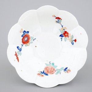 A Japanese porcelain kakiemon lobed dish, 17/18th C. — photo 1