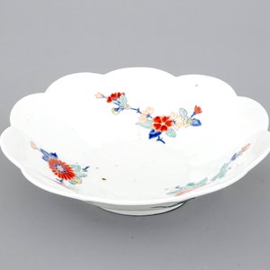 A Japanese porcelain kakiemon lobed dish, 17/18th C. — photo 2
