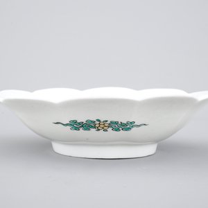 A Japanese porcelain kakiemon lobed dish, 17/18th C. — photo 3