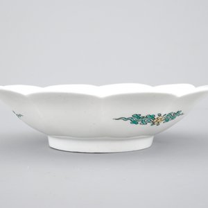 A Japanese porcelain kakiemon lobed dish, 17/18th C. — photo 4