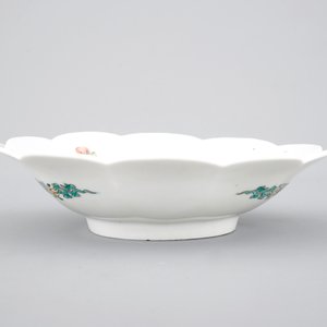 A Japanese porcelain kakiemon lobed dish, 17/18th C. — photo 5